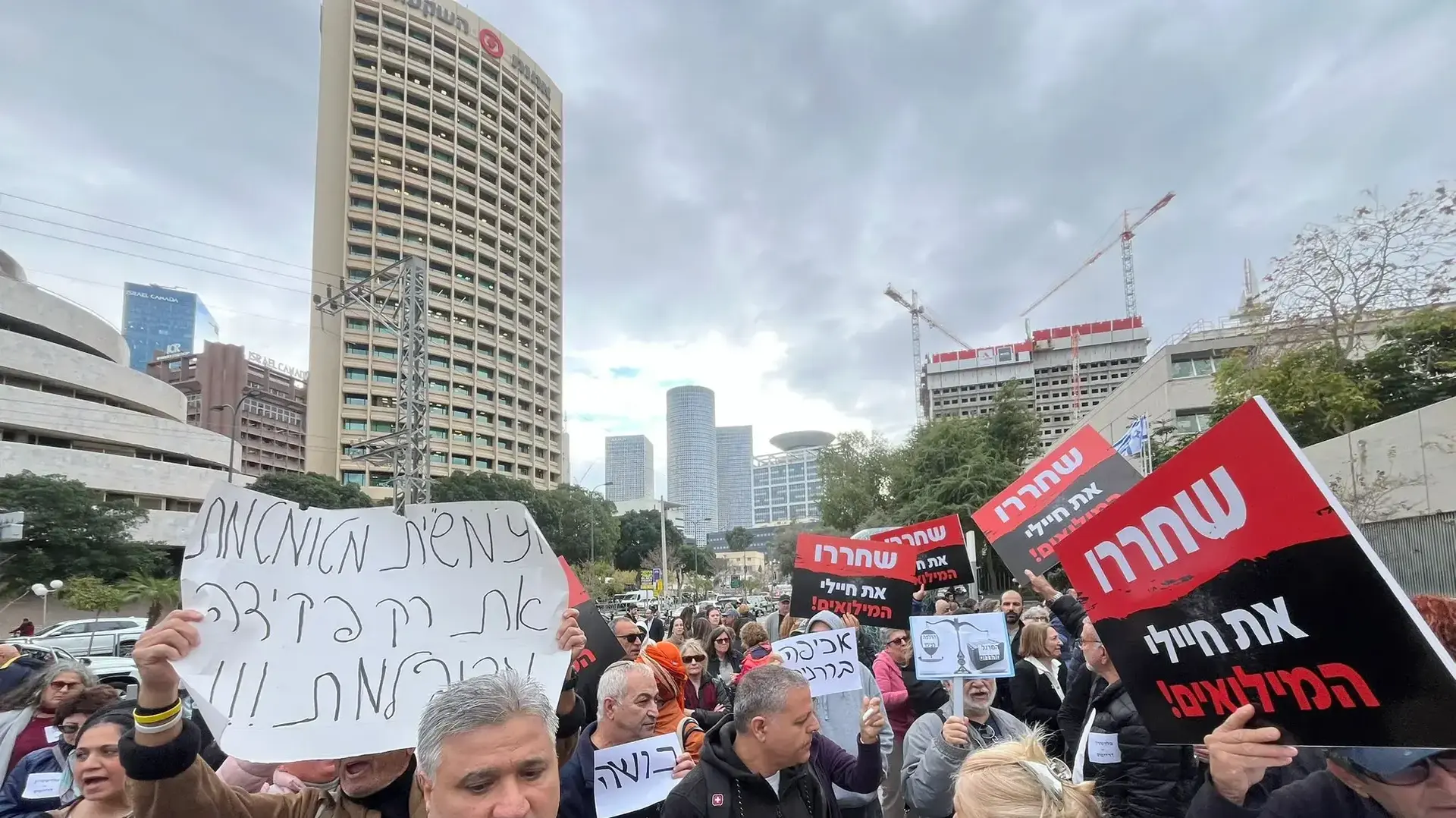 הפגנת תמיכה בעצורים בפרשת המסמכים המסווגים, מחוץ לדיון הארכת מעצר, ביהמ"ש המחוזי ת"א, 27 בנובמבר 2011 הפגנת תמיכה בעצורים בפרשת המסמכים המסווגים, מחוץ לדיון הארכת מעצר, ביהמ"ש המחוזי ת"א, 27 בנובמבר 2011