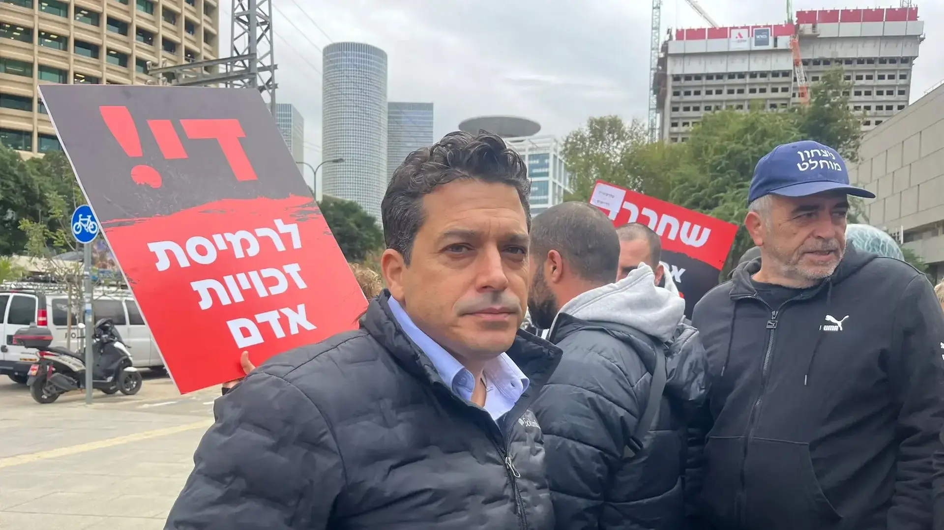 עמיחי שיקלי, הפגנת תמיכה בעצורים בפרשת המסמכים המסווגים, מחוץ לדיון הארכת מעצר, ביהמ"ש המחוזי ת"א, 27 בנובמבר 2011 עמיחי שיקלי, הפגנת תמיכה בעצורים בפרשת המסמכים המסווגים, מחוץ לדיון הארכת מעצר, ביהמ"ש המחוזי ת"א, 27 בנובמבר 2011