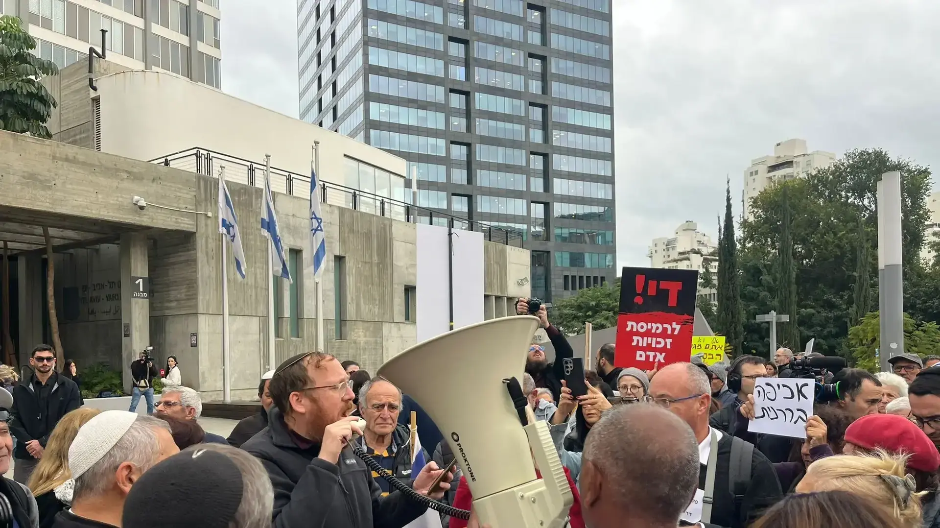 הפגנת תמיכה בעצורים בפרשת המסמכים המסווגים, מחוץ לדיון הארכת מעצר, ביהמ"ש המחוזי ת"א, 27 בנובמבר 2011 הפגנת תמיכה בעצורים בפרשת המסמכים המסווגים, מחוץ לדיון הארכת מעצר, ביהמ"ש המחוזי ת"א, 27 בנובמבר 2011