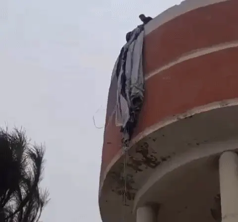 תושבי לבנון מורידים דגלי ישראל שתלו חיילי צה"ל, 27 בנובמבר 2024 תושבי לבנון מורידים דגלי ישראל שתלו חיילי צה"ל, 27 בנובמבר 2024