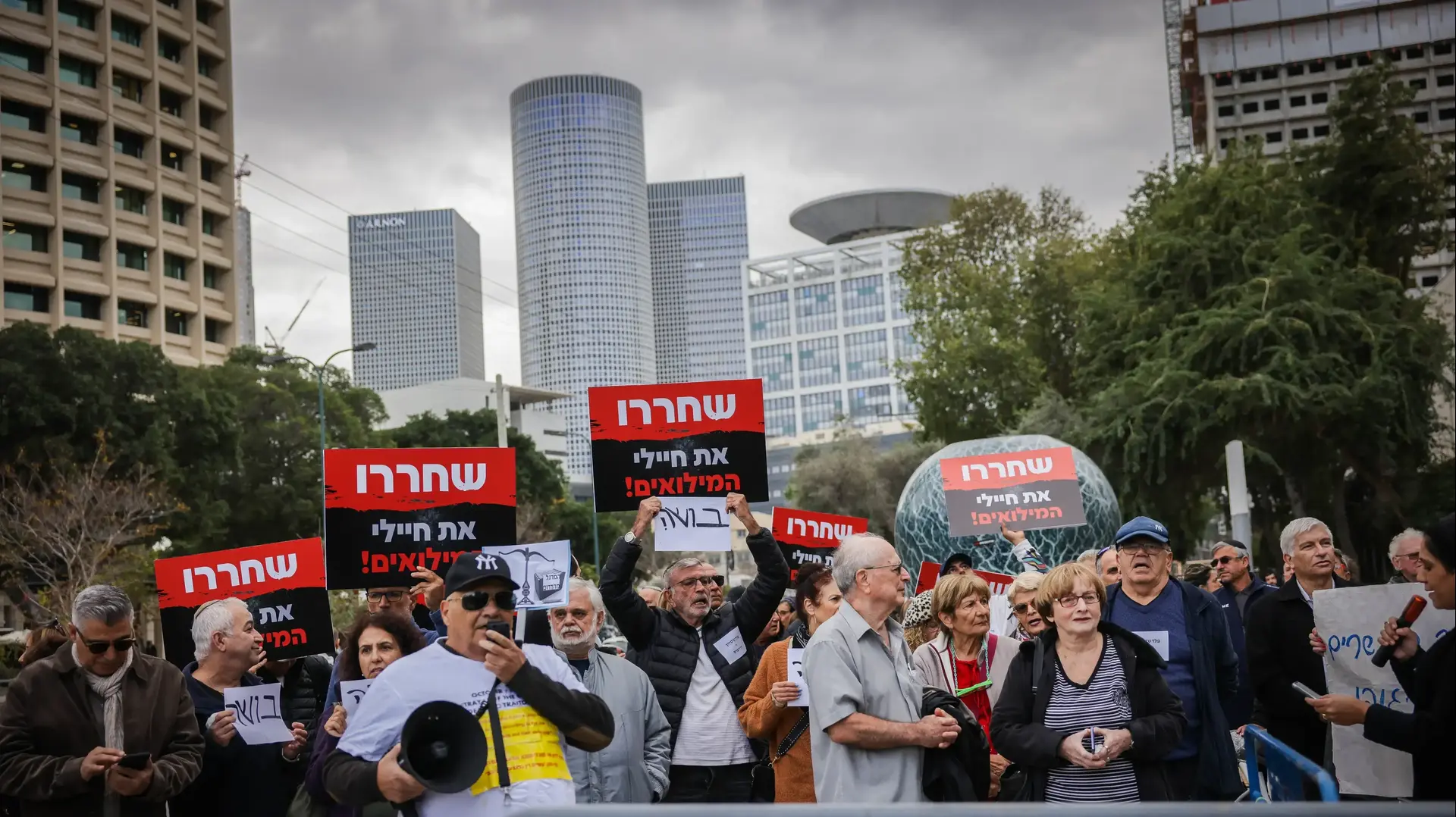 הפגנת תמיכה בעצורים בפרשת המסמכים המסווגים, מחוץ לדיון הארכת מעצר, ביהמ"ש המחוזי ת"א, 27 בנובמבר 2011 הפגנת תמיכה בעצורים בפרשת המסמכים המסווגים, מחוץ לדיון הארכת מעצר, ביהמ"ש המחוזי ת"א, 27 בנובמבר 2011