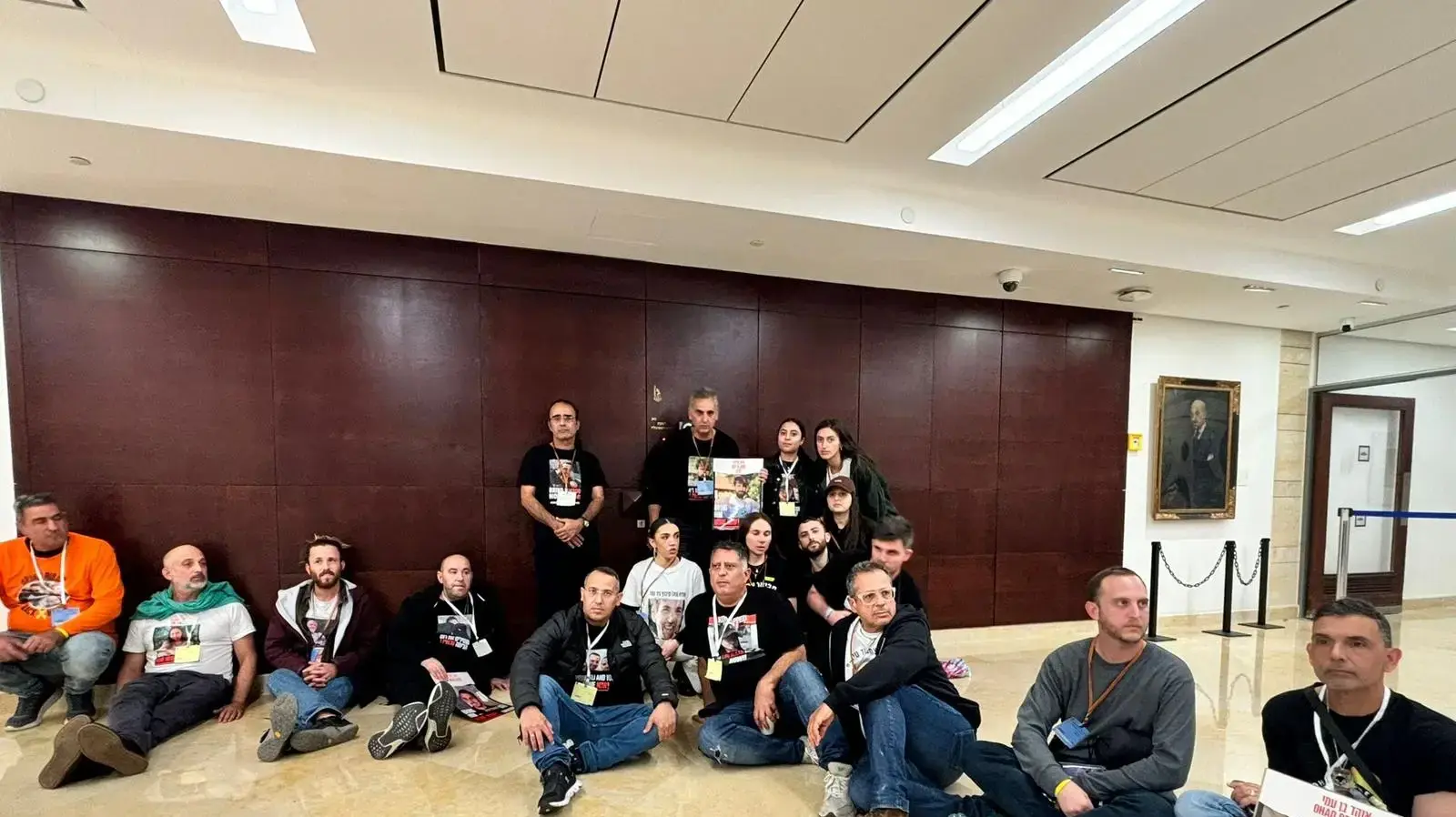 נציגי משפחות חטופים התבצרו בקומת הממשלה בכנסת, 27 בנובמבר 2024 נציגי משפחות חטופים התבצרו בקומת הממשלה בכנסת, 27 בנובמבר 2024
