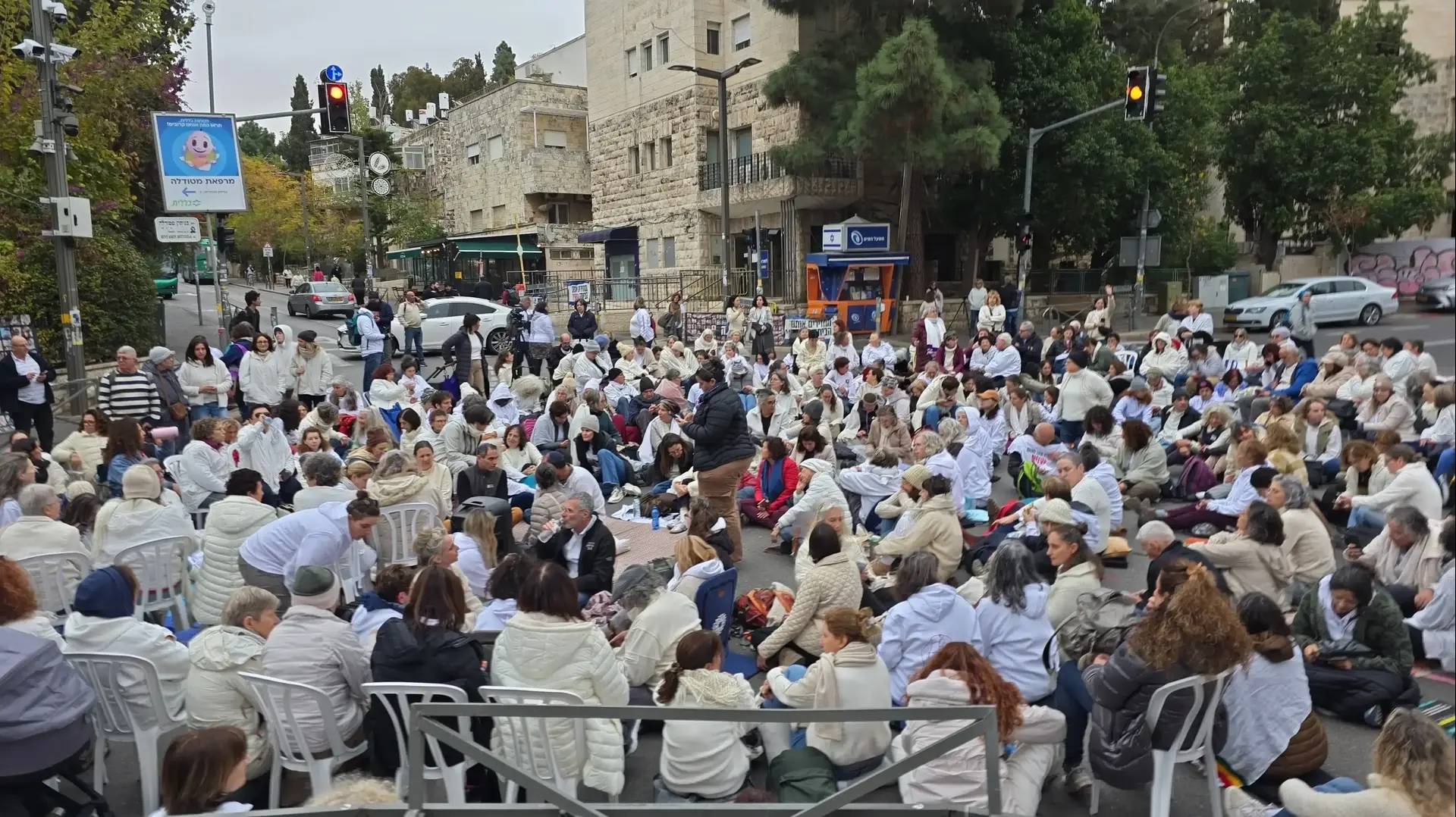 משפחות החטופים מחוץ למעון ראש הממשלה , 27 בנובמבר 2024 משפחות החטופים מחוץ למעון ראש הממשלה , 27 בנובמבר 2024