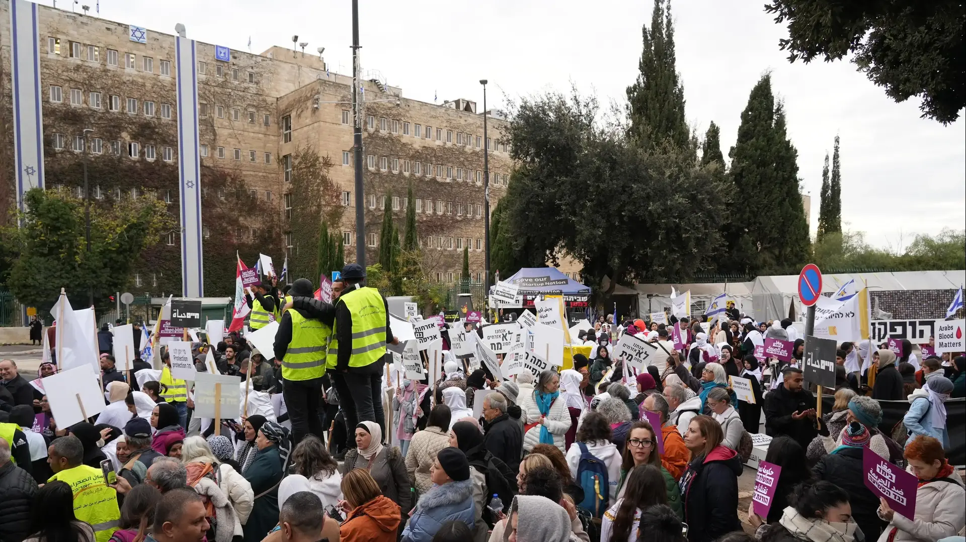 צעדת מחאה של החברה הערבית כנגד לאלימות המתמשכת בחברה הערבית וחוסר הטיפול והמענה מצידה של המדינה, מול משכן הכנסת