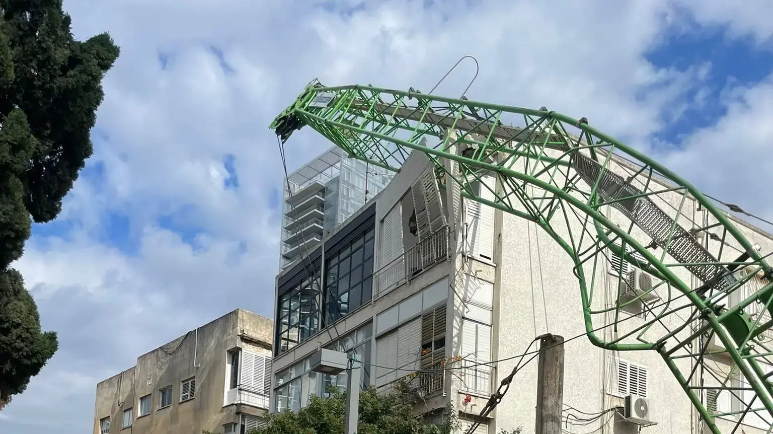 קריסת עגורן על בניין בתל אביב יפו