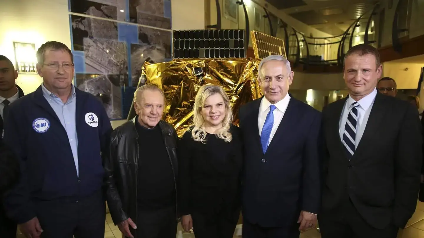 תת אלוף עופר דורון עם בני הזוג נתניהו בימים רגועים יותר תת אלוף עופר דורון עם בני הזוג נתניהו בימים רגועים יותר