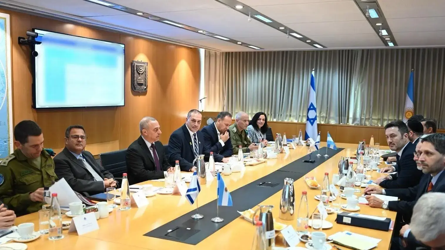 שר הביטחון ישראל כ"ץ, מנכ"ל משרד הביטחון אייל זמיר עם שר ההגנה של ארגנטינה, ד"ר לואיס אלפונסו פטרי,2 בדצמבר 2024 שר הביטחון ישראל כ"ץ, מנכ"ל משרד הביטחון אייל זמיר עם שר ההגנה של ארגנטינה, ד"ר לואיס אלפונסו פטרי,2 בדצמבר 2024