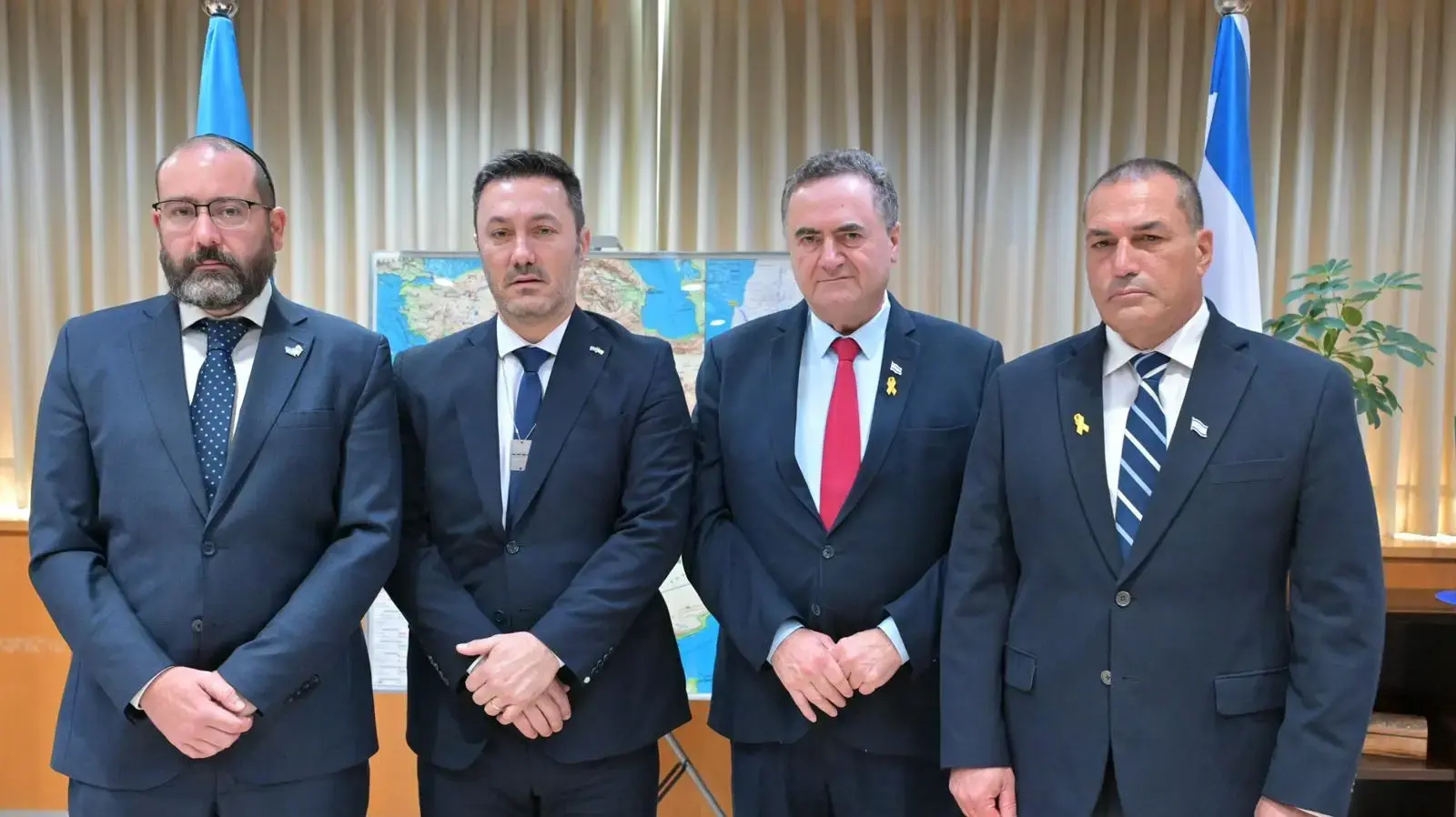שר הביטחון ישראל כ"ץ, מנכ"ל משרד הביטחון אייל זמיר עם שר ההגנה של ארגנטינה, ד"ר לואיס אלפונסו פטרי,2 בדצמבר 2024 שר הביטחון ישראל כ"ץ, מנכ"ל משרד הביטחון אייל זמיר עם שר ההגנה של ארגנטינה, ד"ר לואיס אלפונסו פטרי,2 בדצמבר 2024