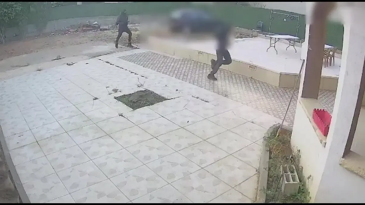 החשודים ברצח הצעיר בעראבה נמלטים מהזירה, 3 בדצמבר 2024