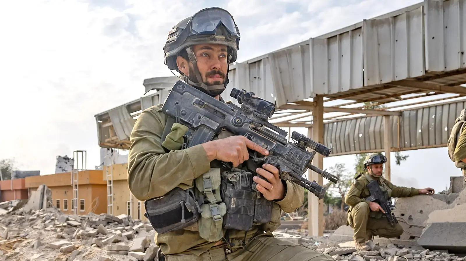 לוחם צה"ל מחזיק רובה תבור