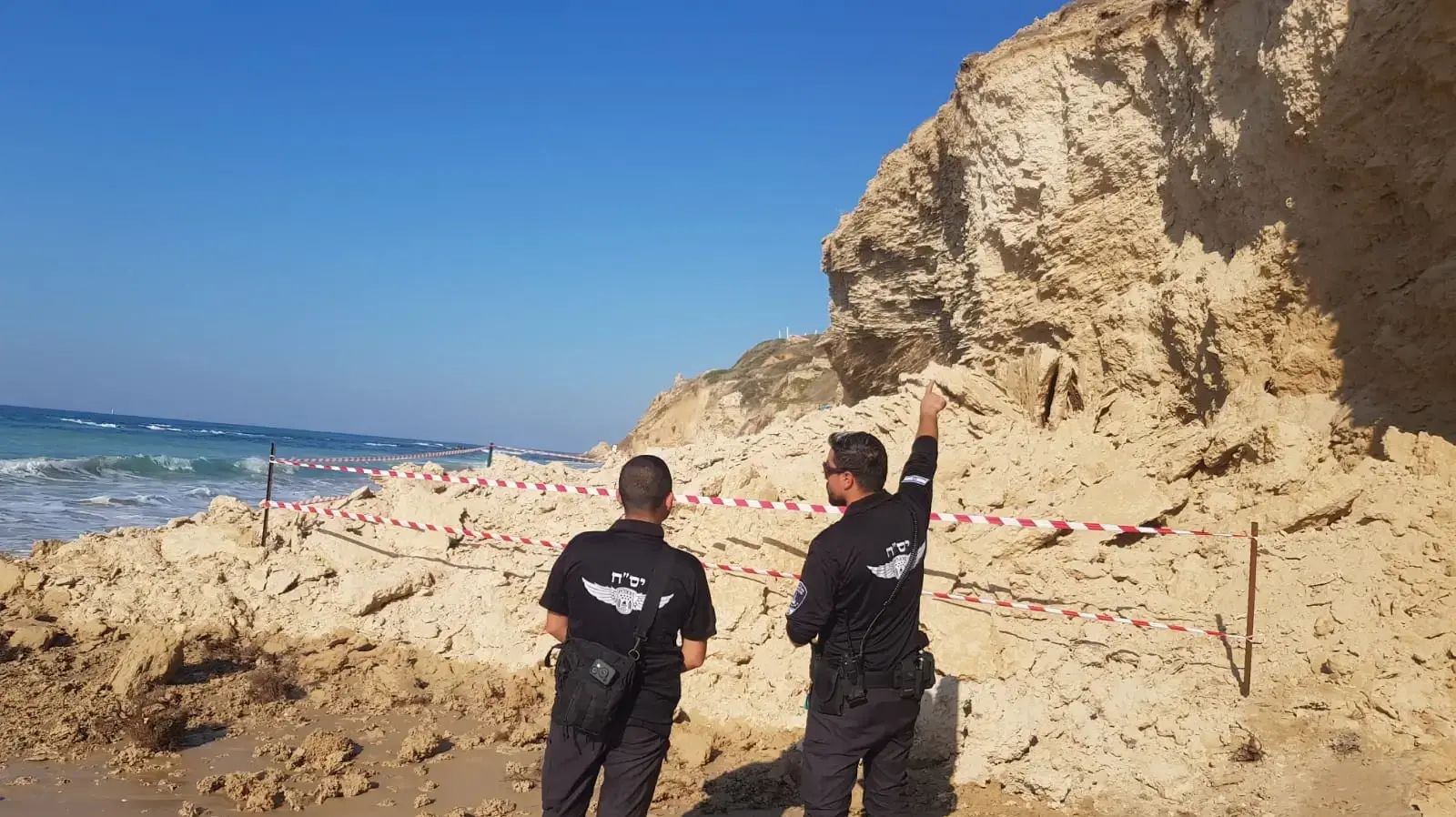 קרס מצוק בחלקו הצפוני של חוף סידני עלי בהרצליה, דצמבר 2024 קרס מצוק בחלקו הצפוני של חוף סידני עלי בהרצליה, דצמבר 2024