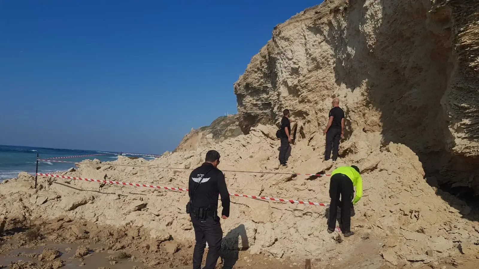 קרס מצוק בחלקו הצפוני של חוף סידני עלי בהרצליה, דצמבר 2024