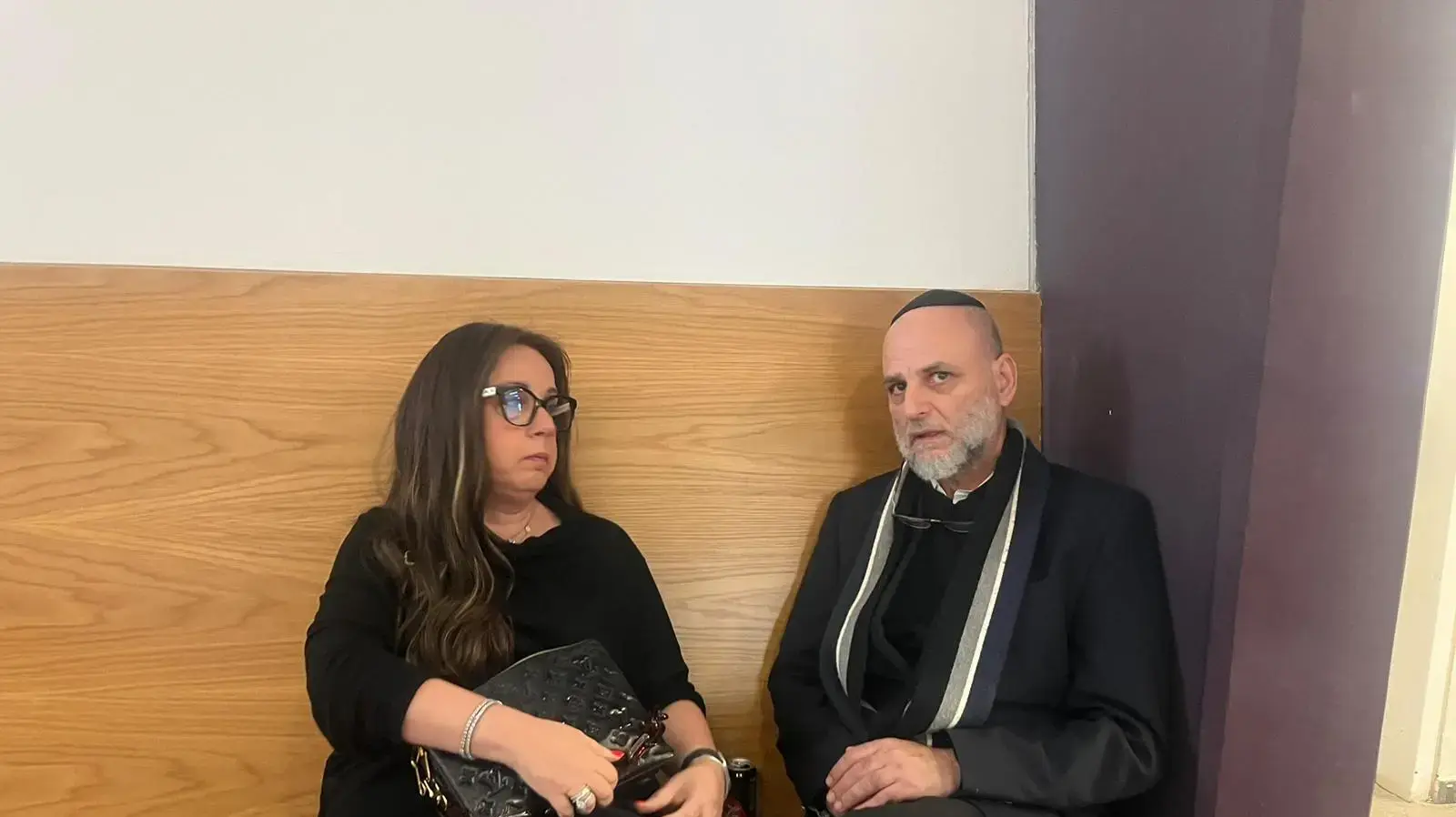 יהושוע ובינה פלדשטיין, הוריו של אלי פלדשטיין מחוץ לאולם דיון מעצר בעניין אלי פלדשטיין, בית משפט מחוזי תל אביב, 3 דצמבר 2024 יהושוע ובינה פלדשטיין, הוריו של אלי פלדשטיין מחוץ לאולם דיון מעצר בעניין אלי פלדשטיין, בית משפט מחוזי תל אביב, 3 דצמבר 2024