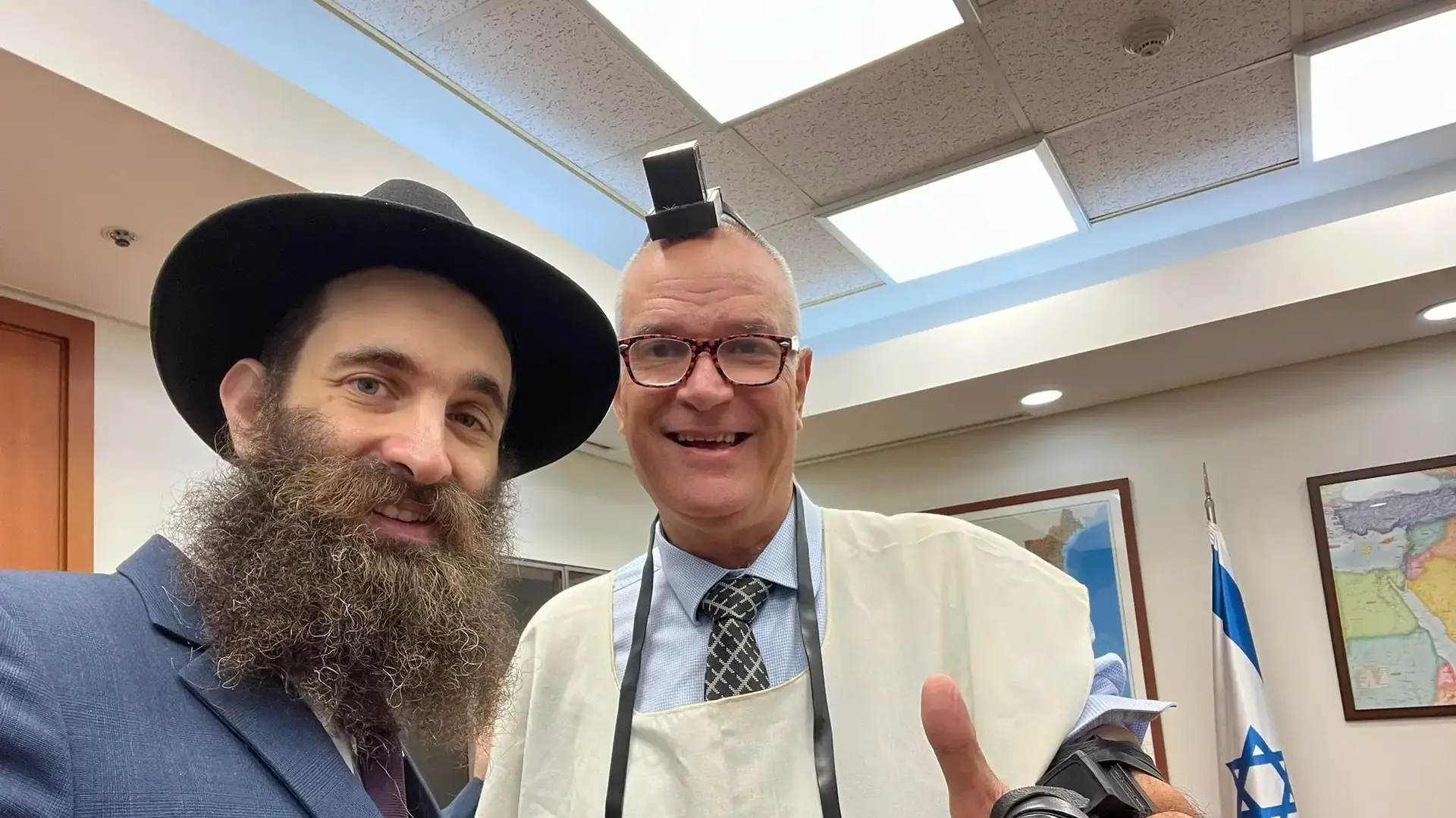 הרב אשר ליצמן עם שגריר ישראל בקוריאה רפאל הרפז הרב אשר ליצמן עם שגריר ישראל בקוריאה רפאל הרפז