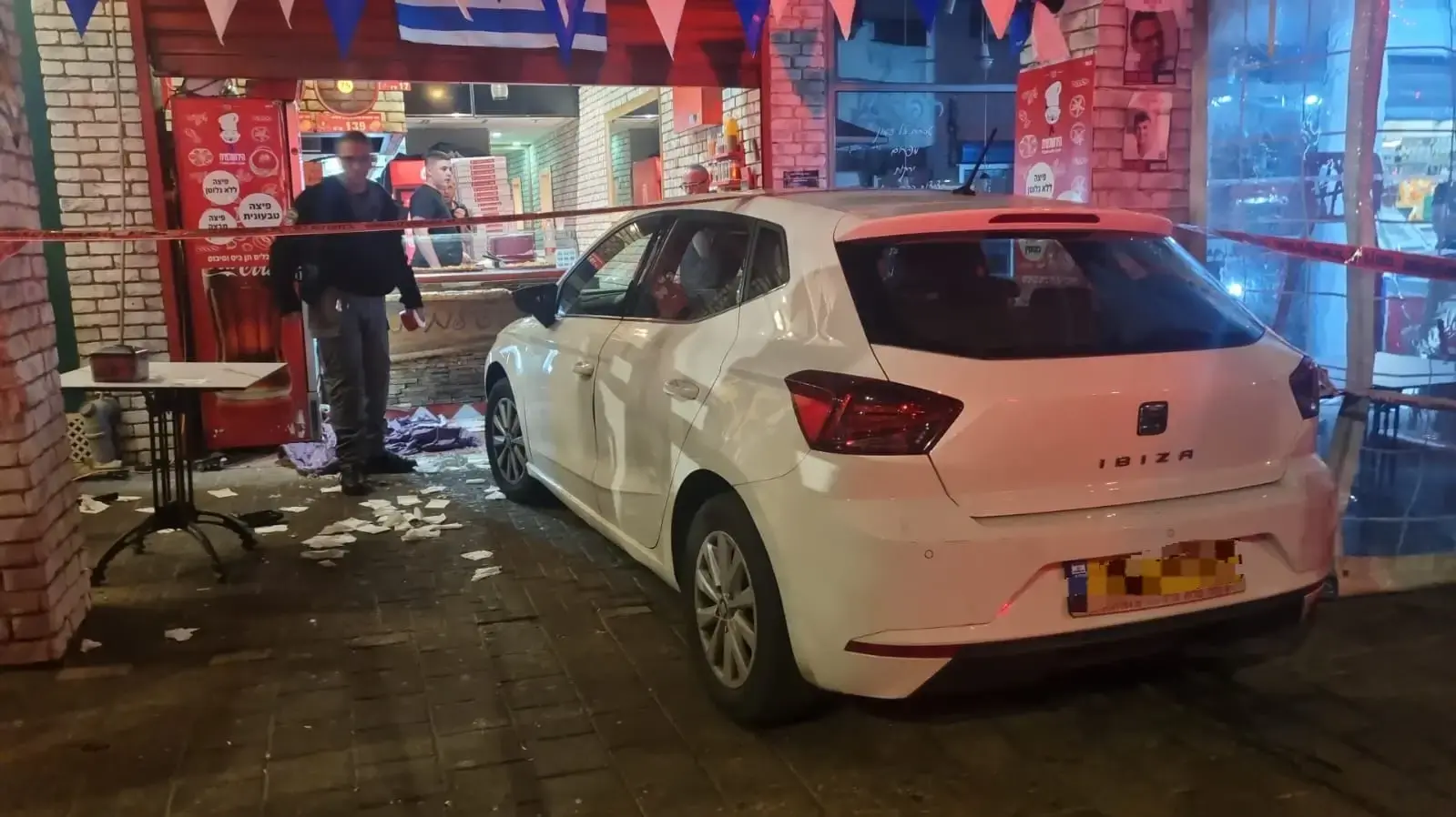רכב התנגש בפיצריה , רמת השרון , 3 בדצמבר 2024 רכב התנגש בפיצריה , רמת השרון , 3 בדצמבר 2024