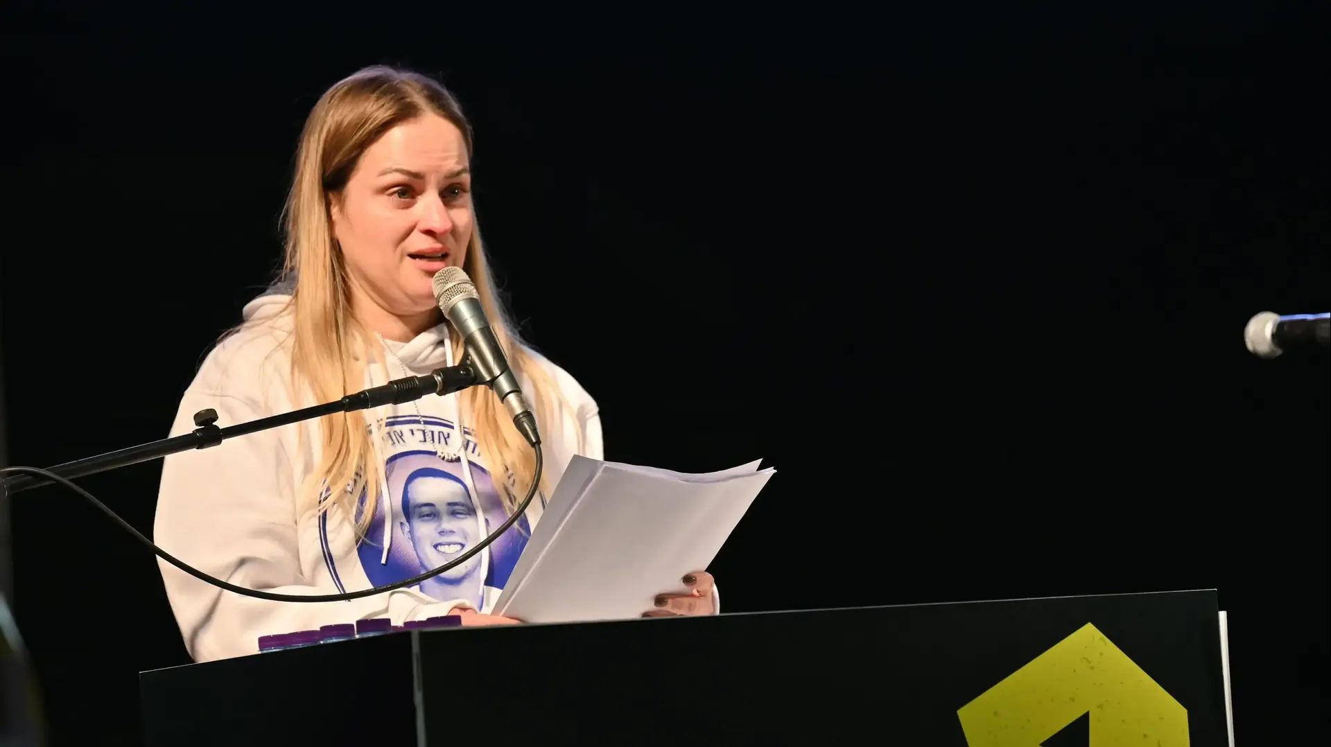 גניה צוהר, דודתו של עומר נאוטרה, בערב לזכרו בכיכר החטופים, 3 בדצמבר 2024 גניה צוהר, דודתו של עומר נאוטרה, בערב לזכרו בכיכר החטופים, 3 בדצמבר 2024