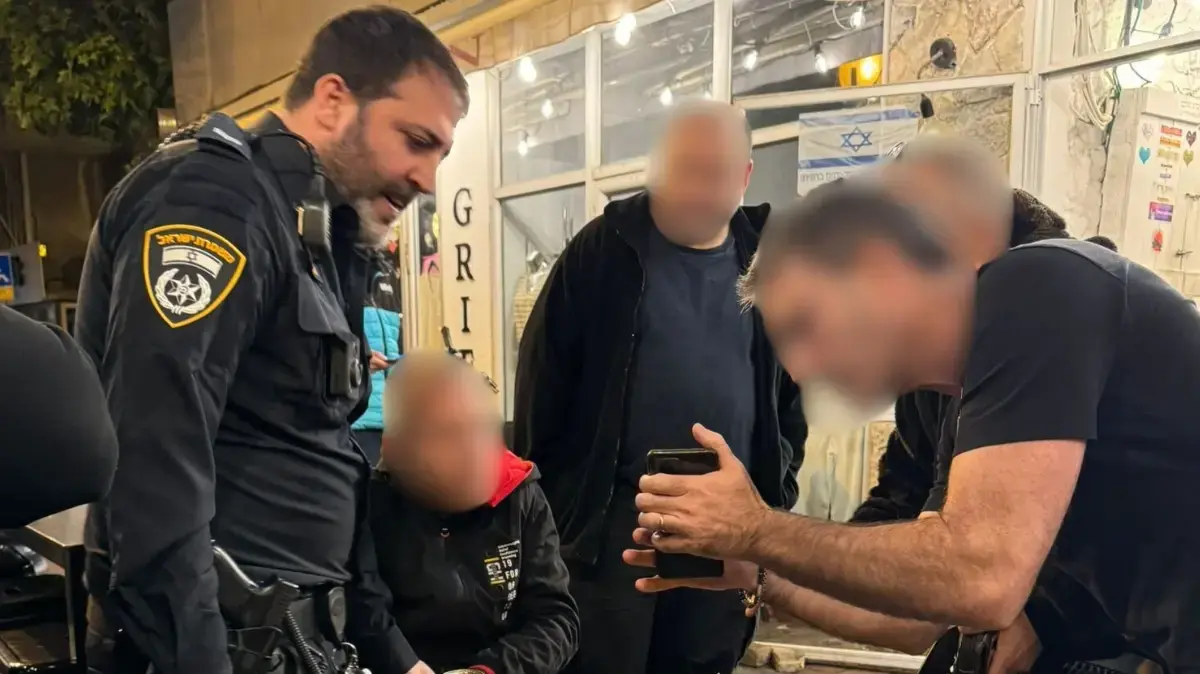 חשוד בגניבת כרטיס אשראי נעצר במסעדה , גבעתיים, דצמבר 2024