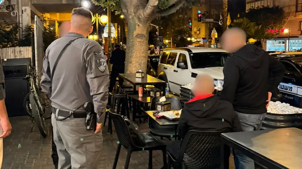 חשוד בגניבת כרטיס אשראי נעצר במסעדה , גבעתיים, דצמבר 2024 חשוד בגניבת כרטיס אשראי נעצר במסעדה , גבעתיים, דצמבר 2024