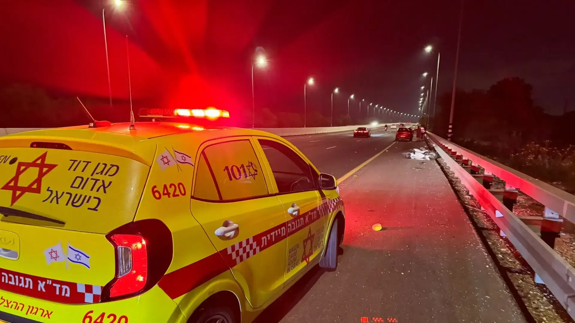 זירת תאונה בין רכב ואופנוע בכביש 4 בה נהרג רוכב האופנוע, 5 בדצמבר 2024 זירת תאונה בין רכב ואופנוע בכביש 4 בה נהרג רוכב האופנוע, 5 בדצמבר 2024