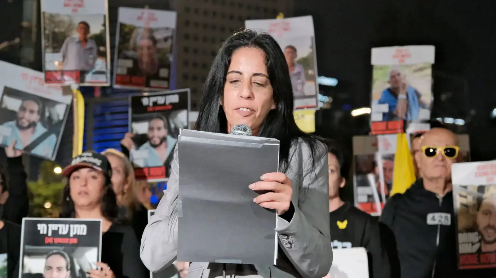 עינב צנגאוקר בהצהרה לתקשורת אחרי אות החיים שקיבלה ממתן בנה עינב צנגאוקר בהצהרה לתקשורת אחרי אות החיים שקיבלה ממתן בנה