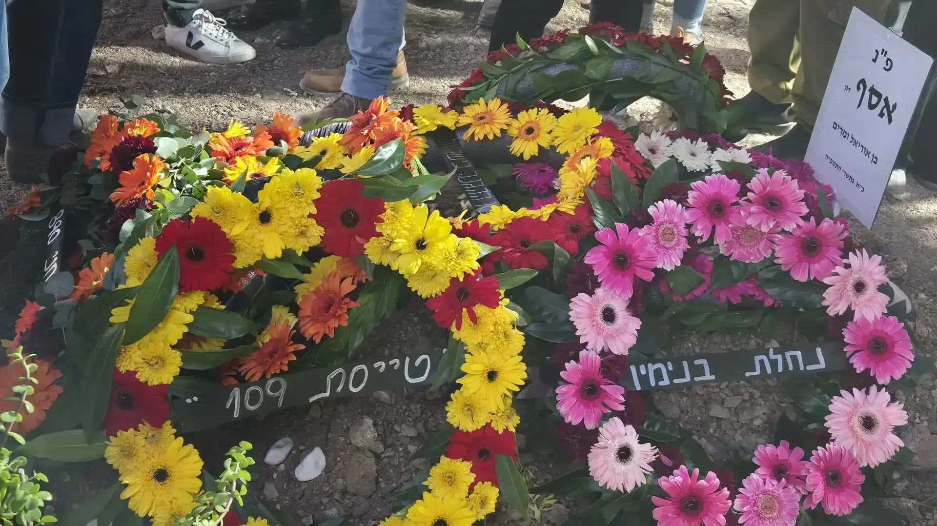 פרחים על קברו של אסף דגן, נווט הקרב ששם קץ לחייו פרחים על קברו של אסף דגן, נווט הקרב ששם קץ לחייו