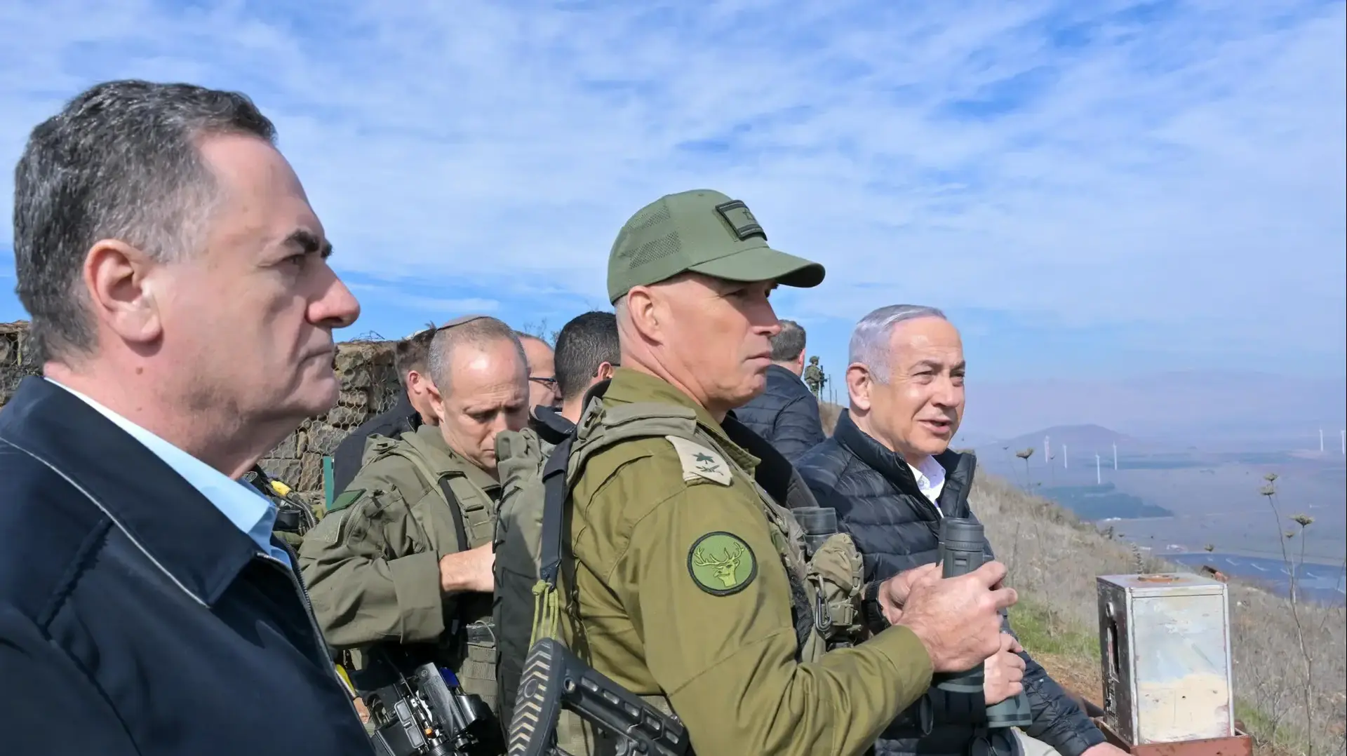 ראש הממשלה בנימין נתניהו ושר הביטחון ישראל כ"ץ ביקרו בהר בנטל בנקודת תצפית לעבר גבול סוריה עם ראש המועצה האזורית גולן, אורי קלנר,מפקד פיקוד הצפון, אלוף אורי גורדין; ומפקד אוגדה 210, תא״ל יאיר פלאי, 9 בדצמבר 2024 ראש הממשלה בנימין נתניהו ושר הביטחון ישראל כ"ץ ביקרו בהר בנטל בנקודת תצפית לעבר גבול סוריה עם ראש המועצה האזורית גולן, אורי קלנר,מפקד פיקוד הצפון, אלוף אורי גורדין; ומפקד אוגדה 210, תא״ל יאיר פלאי, 9 בדצמבר 2024