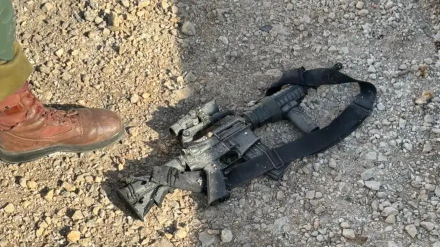 לוחמי חטיבת כפיר פשטו על נקודת התקיפה והחרימו נשקים, שני אקדחים ורימון רסס שהיו על החמושים.
לוחמי חטיבת כפיר פשטו על נקודת התקיפה והחרימו נשקים, שני אקדחים ורימון רסס שהיו על החמושים.