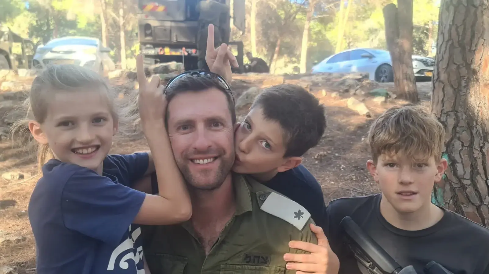 יבגני זינרשיין עם הילדים יונתן, אורן ונינט יבגני זינרשיין עם הילדים יונתן, אורן ונינט