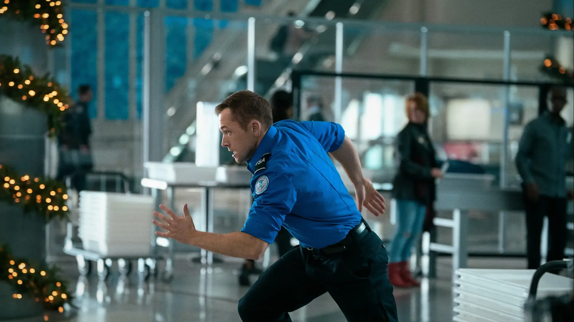 מתוך הסרט "Carry-On" מתוך הסרט "Carry-On"