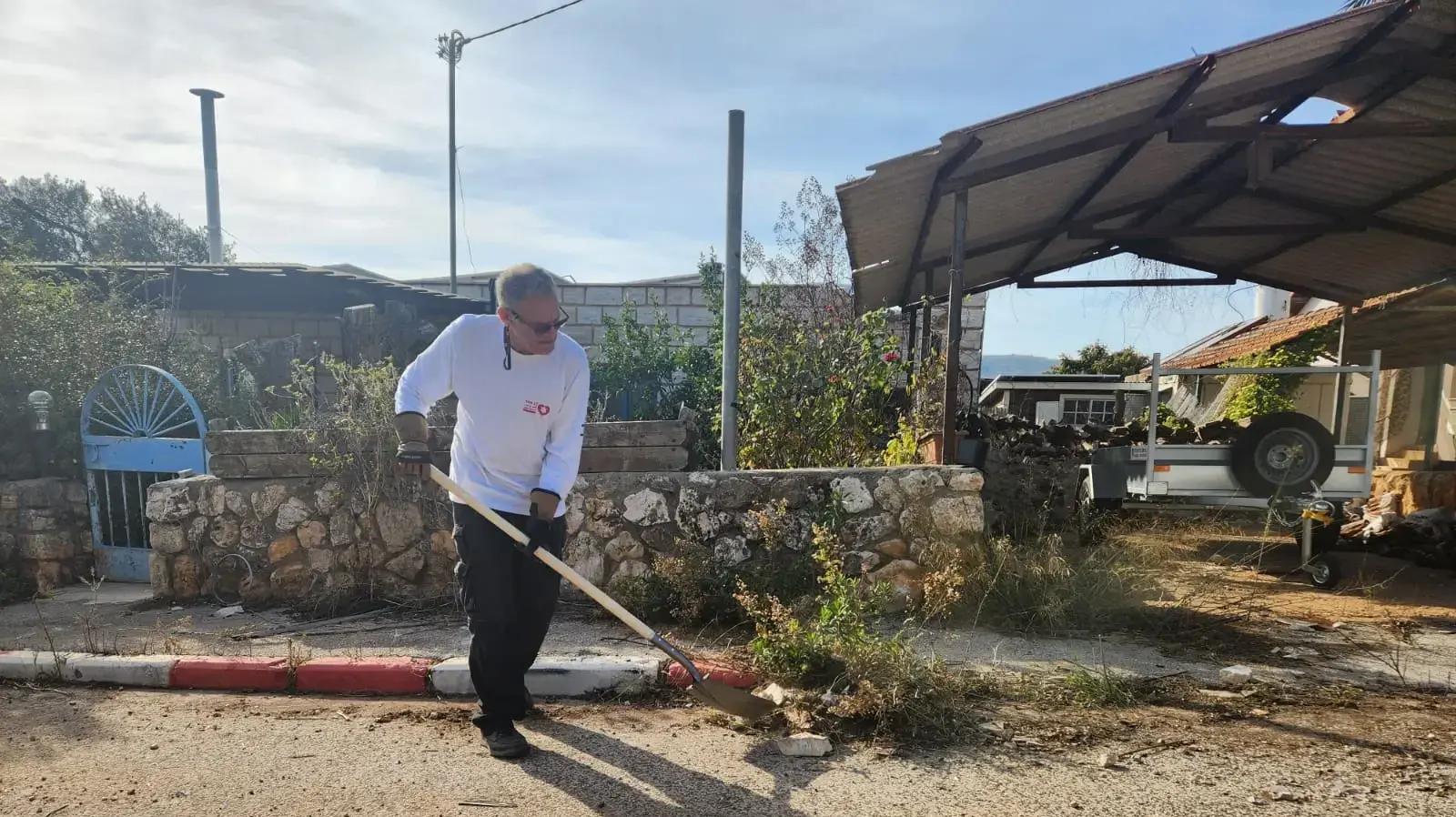 מתנדב מנקה רחוב, מטולה, 9 בדצמבר 2024 מתנדב מנקה רחוב, מטולה, 9 בדצמבר 2024