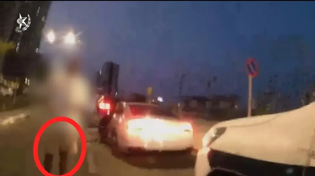 אדם שהגיש מסמך רפואי מזויף כדי לקבל תג חניה לנכה ,עומד על שתי רגליים, דצמבר 2024 אדם שהגיש מסמך רפואי מזויף כדי לקבל תג חניה לנכה ,עומד על שתי רגליים, דצמבר 2024