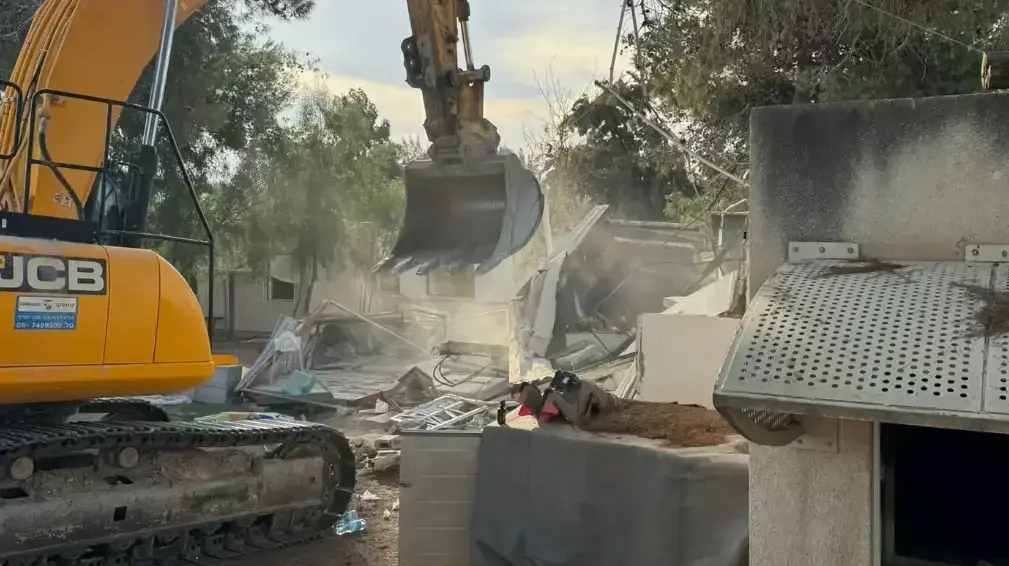 תחילת ביצוע עבודות הריסה בקיבוץ כפר עזה במסגרת תכנית השיקום ובמימון מנהלת תקומה, 11 בדצמבר 2024 תחילת ביצוע עבודות הריסה בקיבוץ כפר עזה במסגרת תכנית השיקום ובמימון מנהלת תקומה, 11 בדצמבר 2024