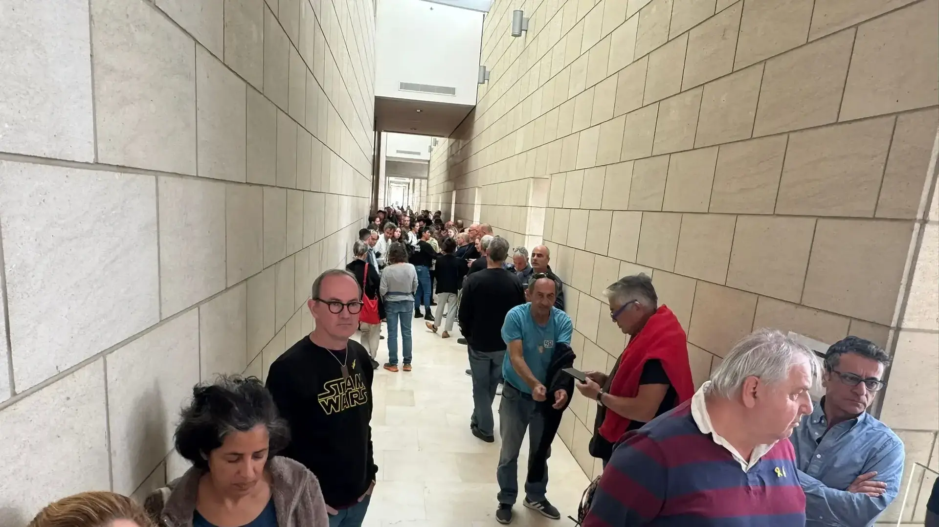 עשרות מפגינים הגיעו לתמוך בארבעת הנאשמים בירי פצצות תאורה לעבר בית נתניהו, בית המשפט המחוזי חיפה, 11 בדצמבר 2024 עשרות מפגינים הגיעו לתמוך בארבעת הנאשמים בירי פצצות תאורה לעבר בית נתניהו, בית המשפט המחוזי חיפה, 11 בדצמבר 2024