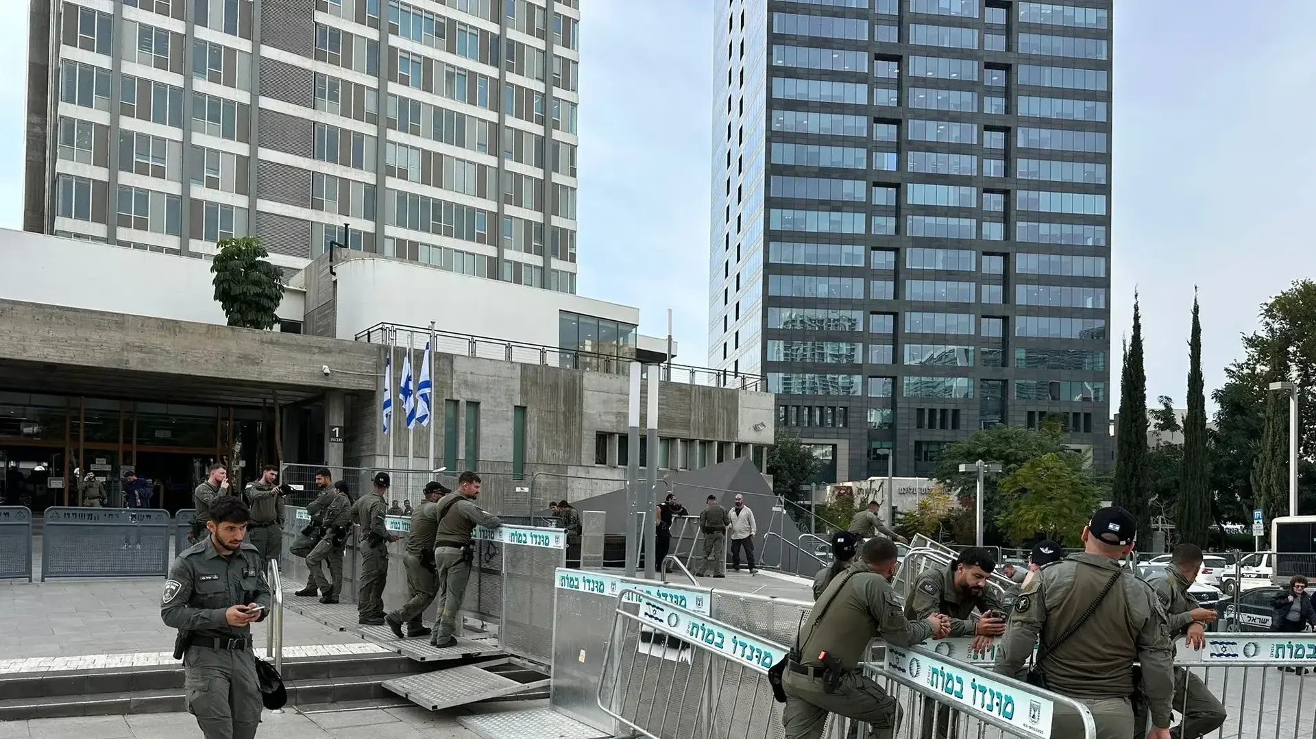כוחות משטרה פרוסים לקראת עדותו של ראש הממשלה, בנימין נתניהו, בית המשפט המחוזי תל אביב, 11 בדצמבר 2024 כוחות משטרה פרוסים לקראת עדותו של ראש הממשלה, בנימין נתניהו, בית המשפט המחוזי תל אביב, 11 בדצמבר 2024