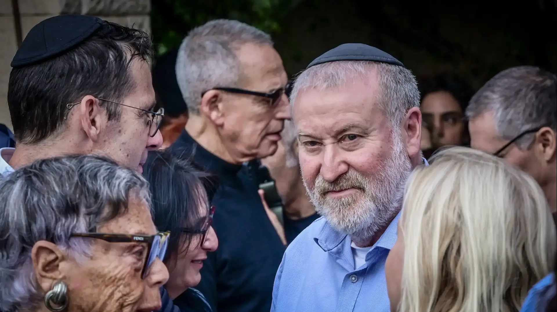אביחי מנדלבליט בהלווייתה של השופטת בדימוס אלישבע (אליקה) ברק-אוסוסקין, אשתו של אהרון ברק, 11 בדצמבר 2024 אביחי מנדלבליט בהלווייתה של השופטת בדימוס אלישבע (אליקה) ברק-אוסוסקין, אשתו של אהרון ברק, 11 בדצמבר 2024