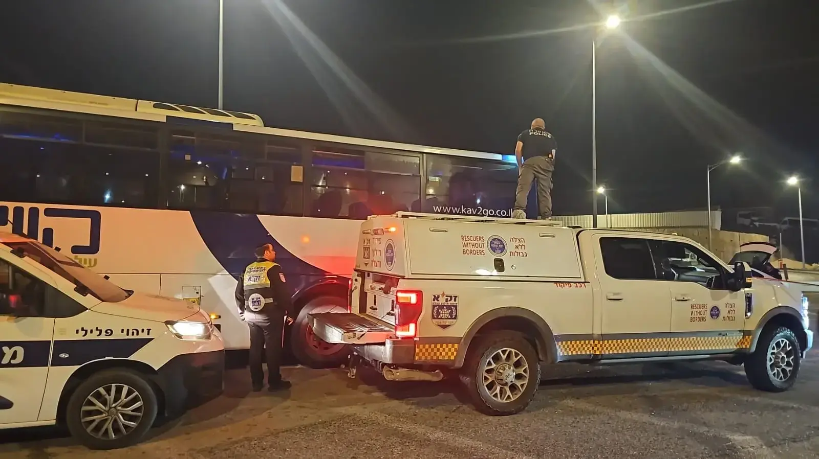 האוטובוס מזירת הפיגוע במחסום המנהרות
האוטובוס מזירת הפיגוע במחסום המנהרות