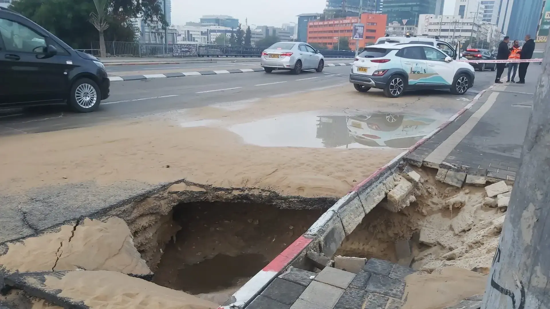 בור שנוצר בעקבות נזילה בצינור מים, גשר יצחק שדה, תל אביב, 12 בדצמבר 2024 בור שנוצר בעקבות נזילה בצינור מים, גשר יצחק שדה, תל אביב, 12 בדצמבר 2024
