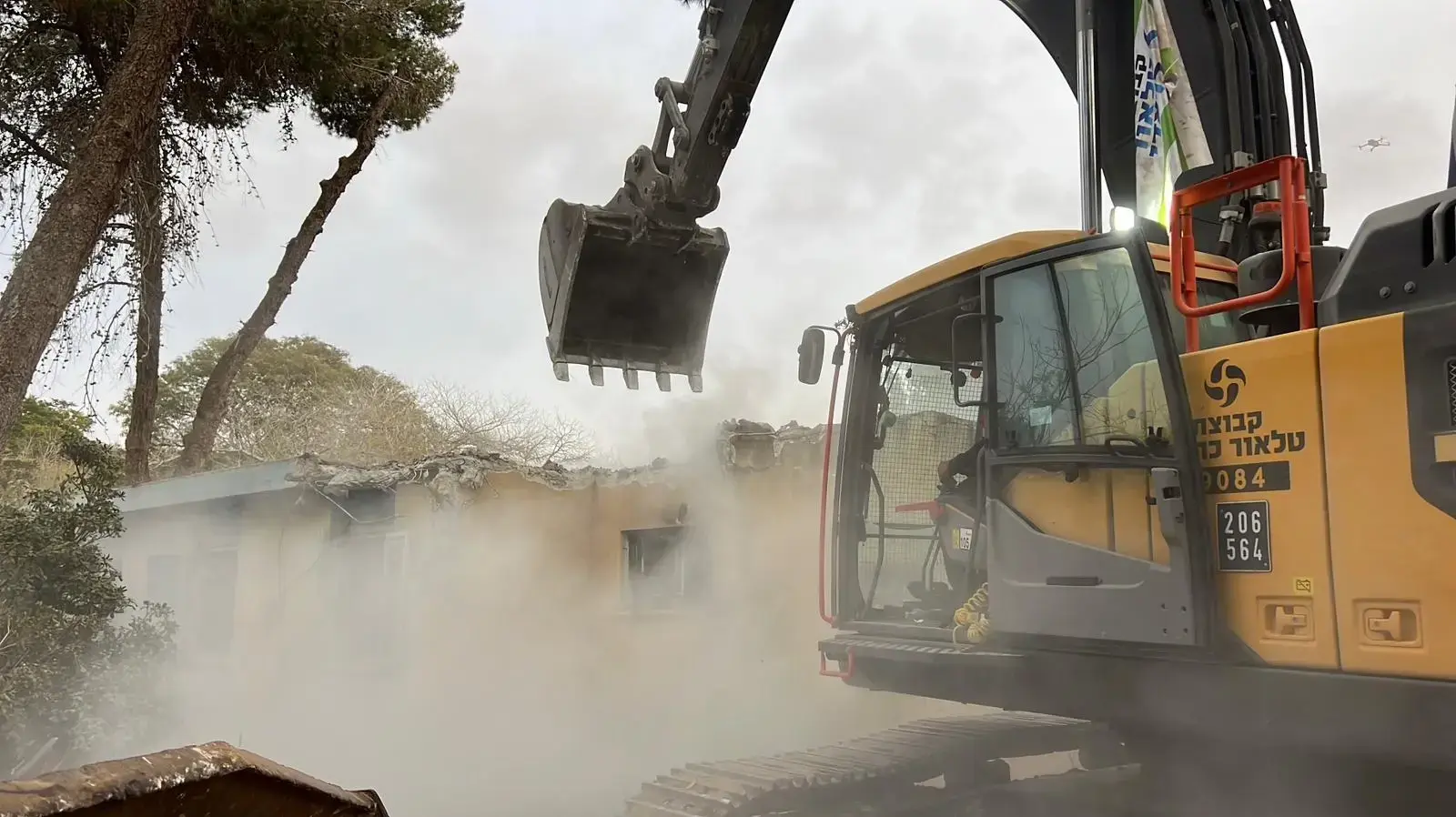 טקס פרידה והריסה שמסמל את תחילת ההקמה מחדש של קיבוץ ניר עוז , 12 בדצבמר 2024 טקס פרידה והריסה שמסמל את תחילת ההקמה מחדש של קיבוץ ניר עוז , 12 בדצבמר 2024
