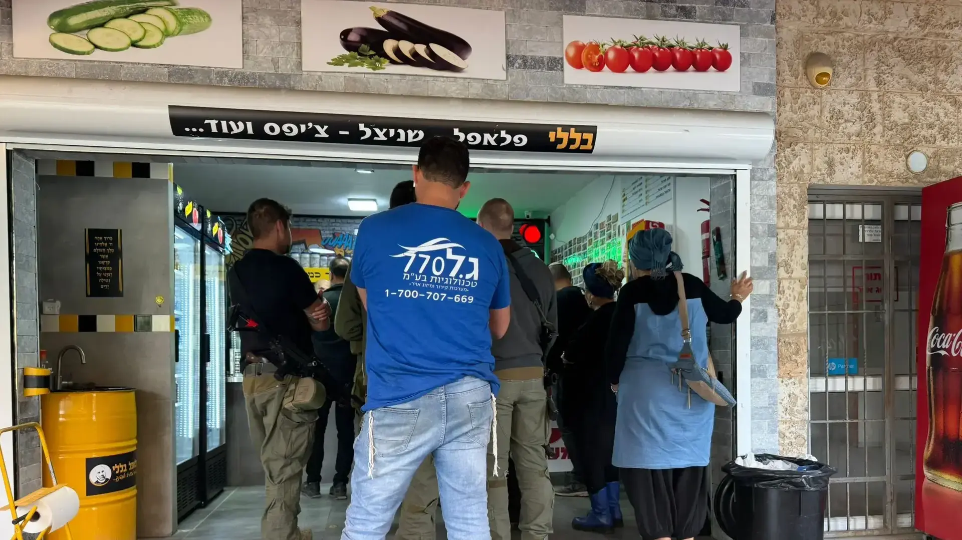 הפלאפל של בללי בשלומי, מול עמדות חיזבאללה שהושמדו, שוב שוקק חיים הפלאפל של בללי בשלומי, מול עמדות חיזבאללה שהושמדו, שוב שוקק חיים