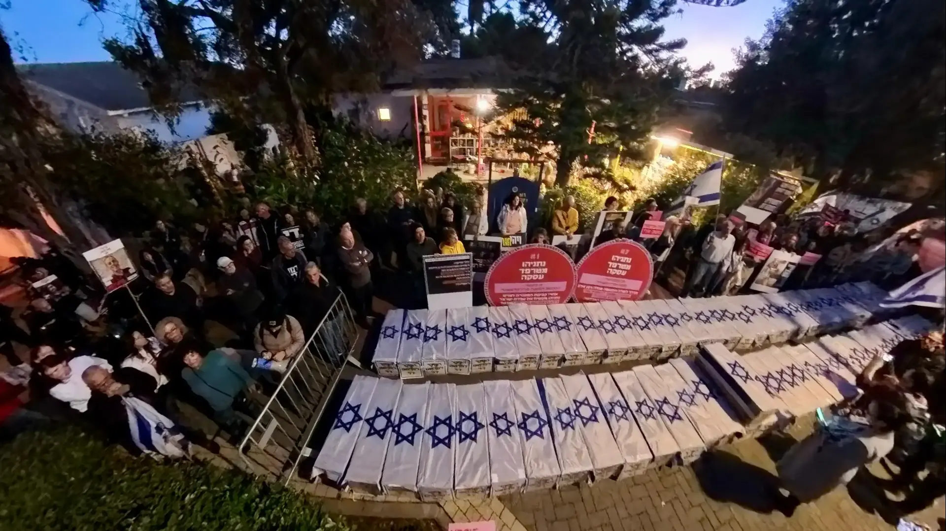 מייצג 100 ארונות מול בית הנשיא בצהלה ת״א, 14.12.24 מייצג 100 ארונות מול בית הנשיא בצהלה ת״א, 14.12.24