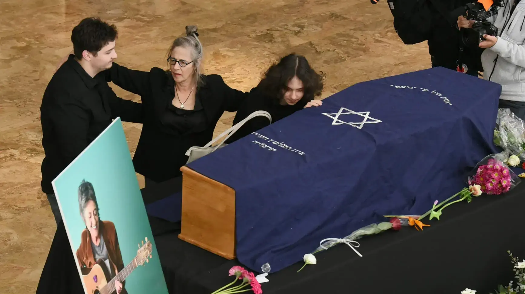 ילדיה של קורין אלאל בטקס האשכבה לקורין אלאל בהיכל התרבות בתל אביב, 15 בדצמבר 2024 ילדיה של קורין אלאל בטקס האשכבה לקורין אלאל בהיכל התרבות בתל אביב, 15 בדצמבר 2024