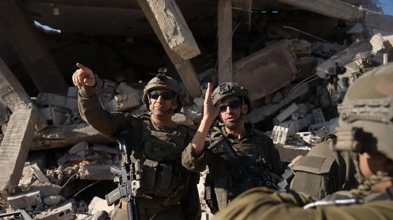 מפקד אוגדה 98, גיא לוי עם כוחות האוגדה, מרחב אלח'יאם, דרום לבנון, דצמבר 2024 מפקד אוגדה 98, גיא לוי עם כוחות האוגדה, מרחב אלח'יאם, דרום לבנון, דצמבר 2024