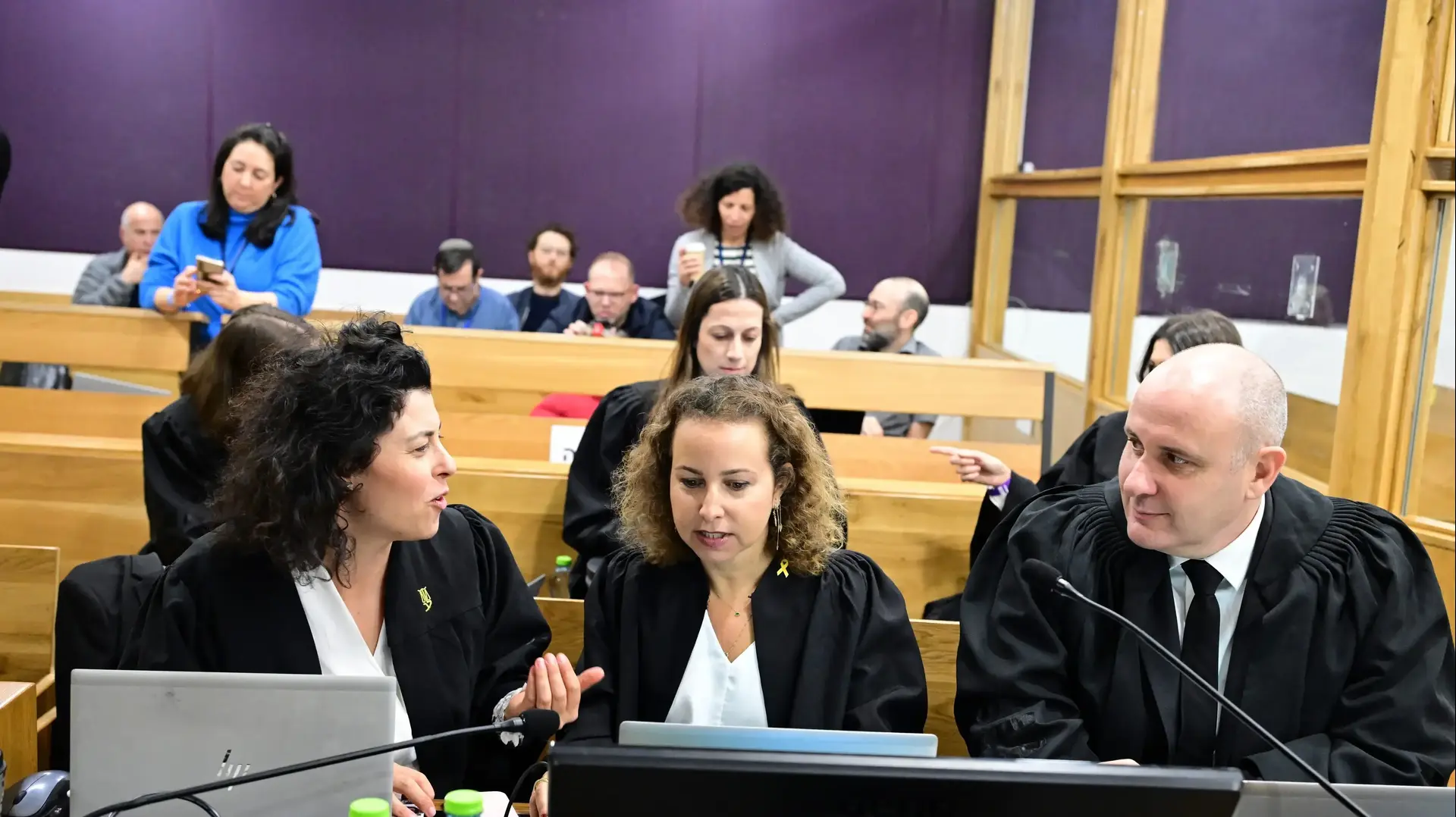 יונתן תדמור, יהודית תירוש וניצן וולקן, עו"ד של פרקליטות מחוזי ת"א בעדות בנימין נתניהו, 16 בדצמבר 2024 יונתן תדמור, יהודית תירוש וניצן וולקן, עו"ד של פרקליטות מחוזי ת"א בעדות בנימין נתניהו, 16 בדצמבר 2024