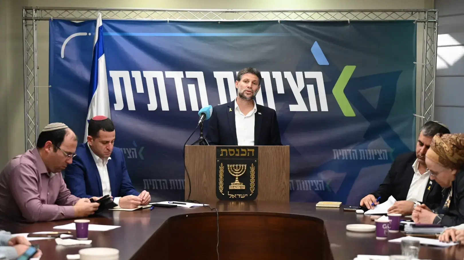 בצאלאל סמוטריץ, בישיבת סיעת הציונות הדתית. 16 בדצמבר 2024 בצאלאל סמוטריץ, בישיבת סיעת הציונות הדתית. 16 בדצמבר 2024
