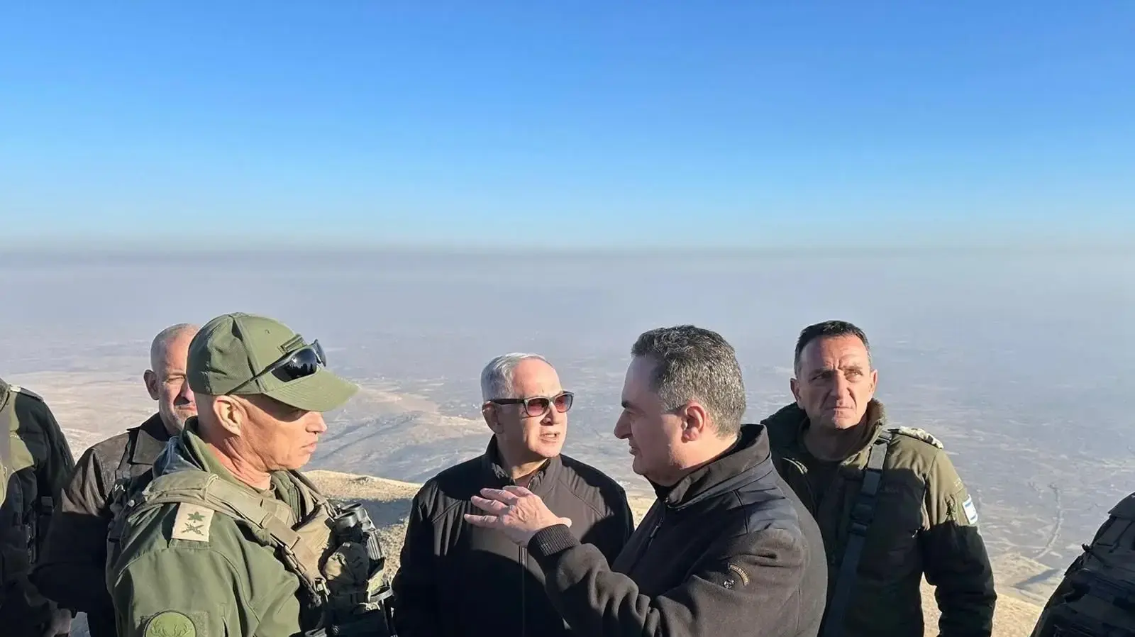 שר הבטחון ישראל כ"ץ עם ראש הממשלה בנימין נתניהו, הרמטכ"ל, רב-אלוף הרצי הלוי, ראש השב"כ רונן בר, ואלוף פיקוד צפון, אלוף אורי גורדין, במוצבי צה"ל בפסגת החרמון - לראשונה מאז שנלקחו על ידי צה"ל, 17 בדצמבר 2024 שר הבטחון ישראל כ"ץ עם ראש הממשלה בנימין נתניהו, הרמטכ"ל, רב-אלוף הרצי הלוי, ראש השב"כ רונן בר, ואלוף פיקוד צפון, אלוף אורי גורדין, במוצבי צה"ל בפסגת החרמון - לראשונה מאז שנלקחו על ידי צה"ל, 17 בדצמבר 2024