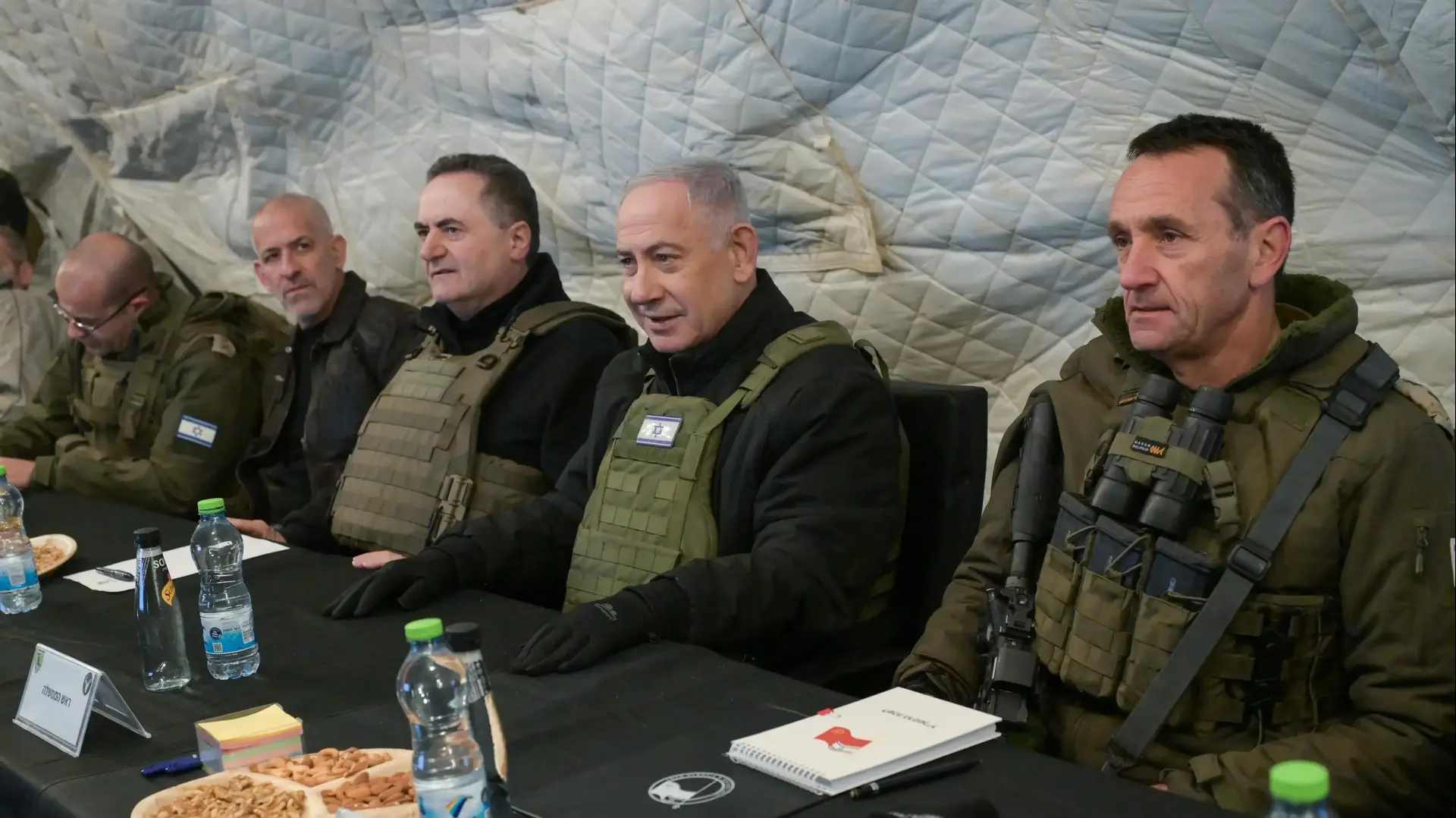 ראש הממשלה בנימין נתניהו ערך חיתוך-מצב בשיא החרמון, יחד עם שר הביטחון ישראל כ״ץ, הרמטכ״ל רא״ל הרצי הלוי, מפקד פיקוד צפון אלוף אורי גורדין וראש השב״כ רונן בר, 17 בדצמבר 2024 ראש הממשלה בנימין נתניהו ערך חיתוך-מצב בשיא החרמון, יחד עם שר הביטחון ישראל כ״ץ, הרמטכ״ל רא״ל הרצי הלוי, מפקד פיקוד צפון אלוף אורי גורדין וראש השב״כ רונן בר, 17 בדצמבר 2024
