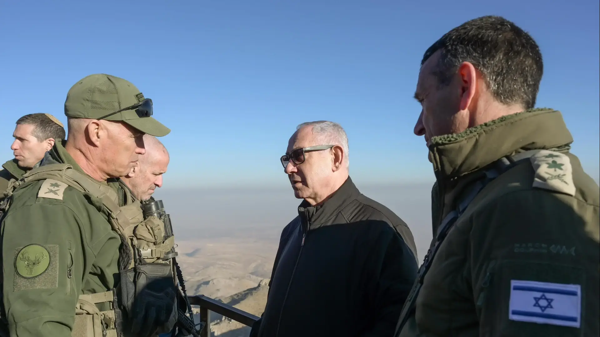 ראש הממשלה בנימין נתניהו ערך חיתוך-מצב בשיא החרמון, יחד עם שר הביטחון ישראל כ״ץ, הרמטכ״ל רא״ל הרצי הלוי, מפקד פיקוד צפון אלוף אורי גורדין וראש השב״כ רונן בר, 17 בדצמבר 2024