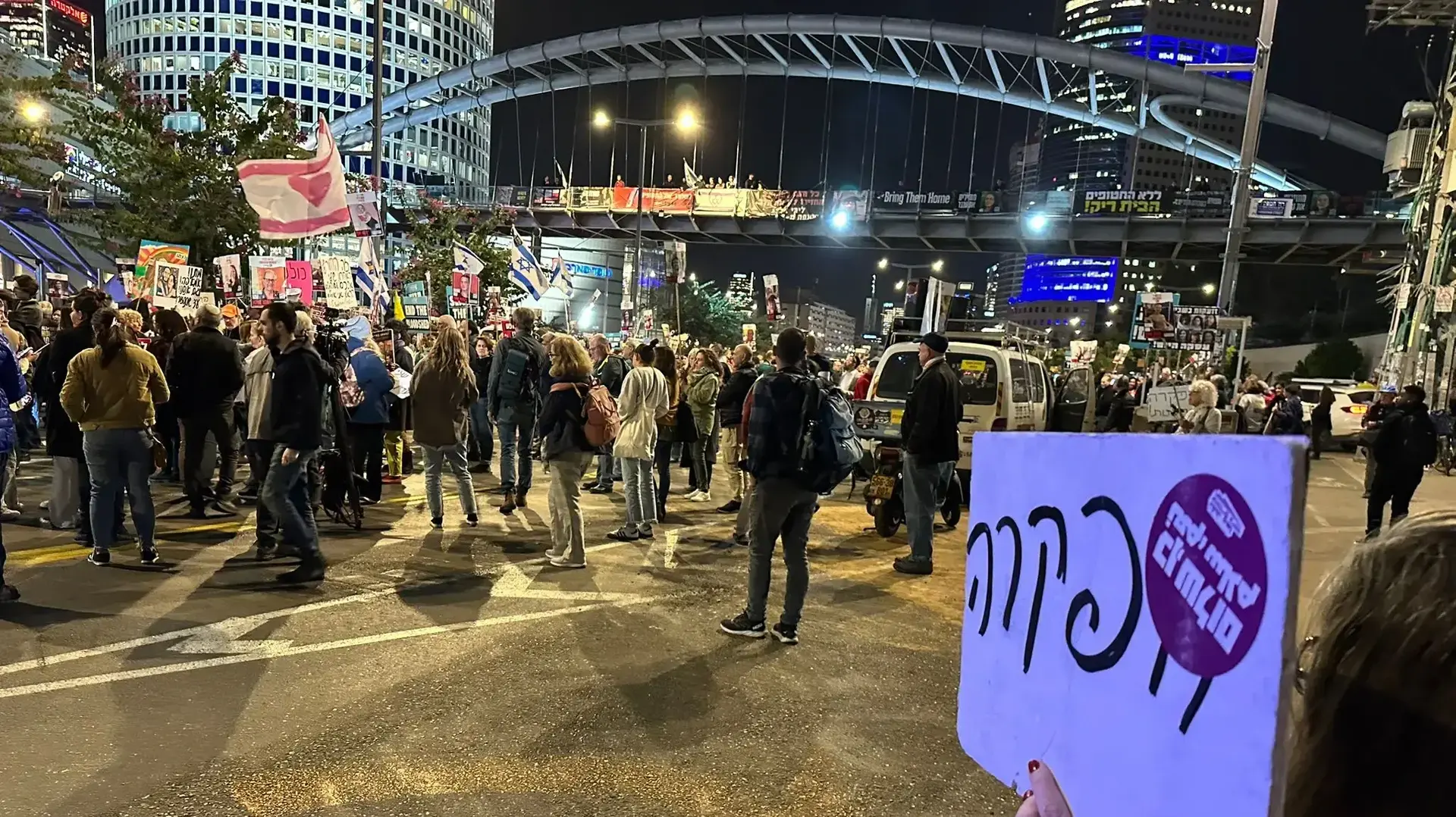 הפגנה בדרישה לשחרור החטופים, בציון יום הולדתו ה-25 של מתן צנגאוקר בשבי, שער בגין, 18 בדצמבר 2024 הפגנה בדרישה לשחרור החטופים, בציון יום הולדתו ה-25 של מתן צנגאוקר בשבי, שער בגין, 18 בדצמבר 2024