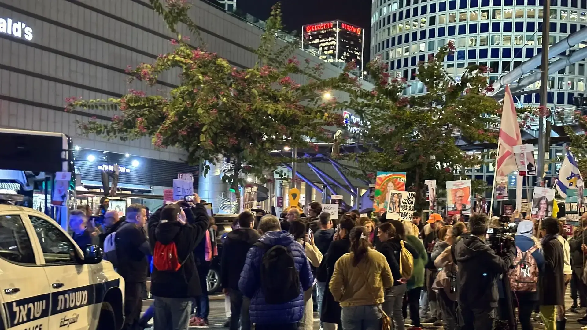 הפגנה בדרישה לשחרור החטופים, בציון יום הולדתו ה-25 של מתן צנגאוקר בשבי, שער בגין, 18 בדצמבר 2024 הפגנה בדרישה לשחרור החטופים, בציון יום הולדתו ה-25 של מתן צנגאוקר בשבי, שער בגין, 18 בדצמבר 2024