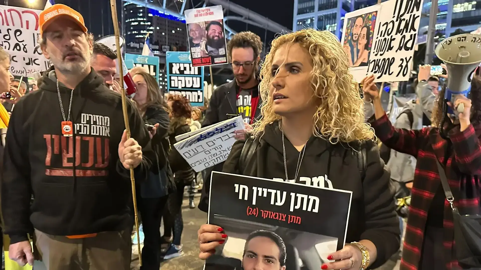 הפגנה בדרישה לשחרור החטופים, בציון יום הולדתו ה-25 של מתן צנגאוקר בשבי, שער בגין, 18 בדצמבר 2024